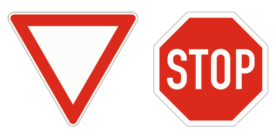 Links „Vorfahrt gewähren“, rechts das Stoppschild „Halt. Vorfahrt gewähren“ mit STOP.