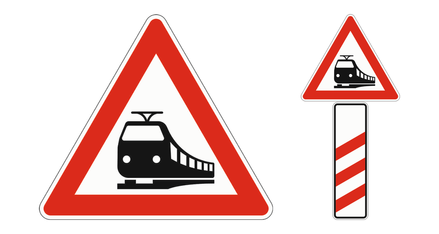 Links das dreieckige Gefahrzeichen Bahnübergang mit einem Zug, rechts Bahnübergang mit dreistreifiger Bake