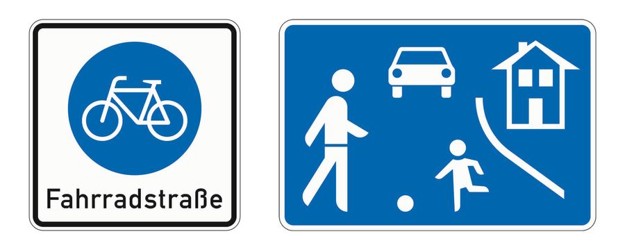 Offizielle Zeichen Beginn einer Fahrradstraße und Beginn eines verkehrsberuhigten Bereichs nebeneinander.