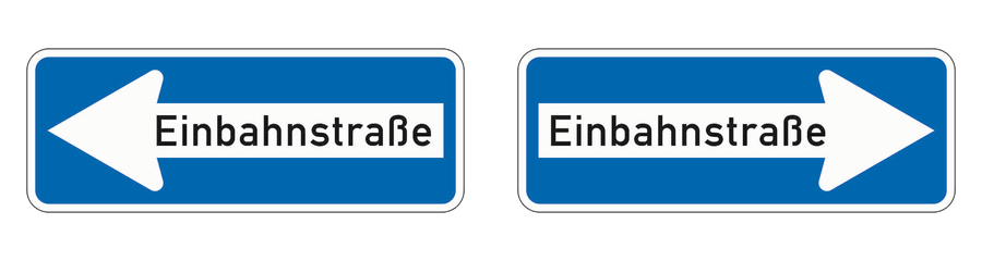 Zwei längliche blaue Einbahnstraßenschilder, links mit Pfeil nach links, rechts mit Pfeil nach rechts.
