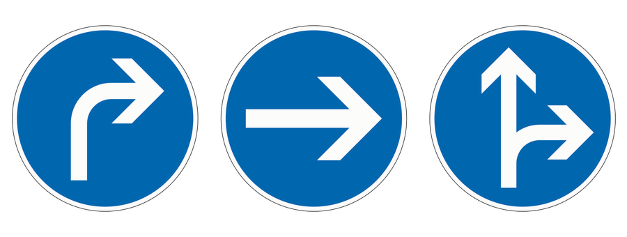 Drei blaue runde Schilder mit Pfeilen: rechts, hier rechts, geradeaus oder rechts.
