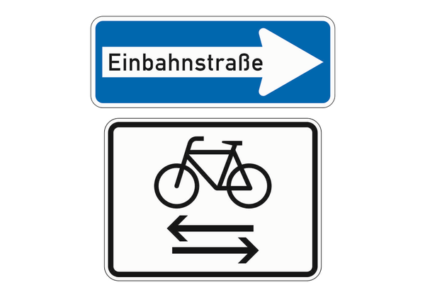Einbahnstraßenschild mit Pfeil nach rechts und darunter ein weißes Zusatzzeichen mit Fahrrad und zwei gegenläufigen Pfeilen.