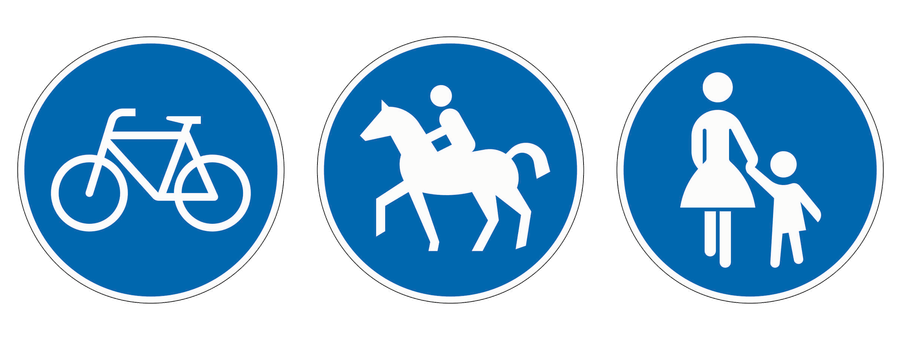 Drei blaue runde Schilder zeigen von links ein Fahrrad, einen Reiter und Fußgänger.
