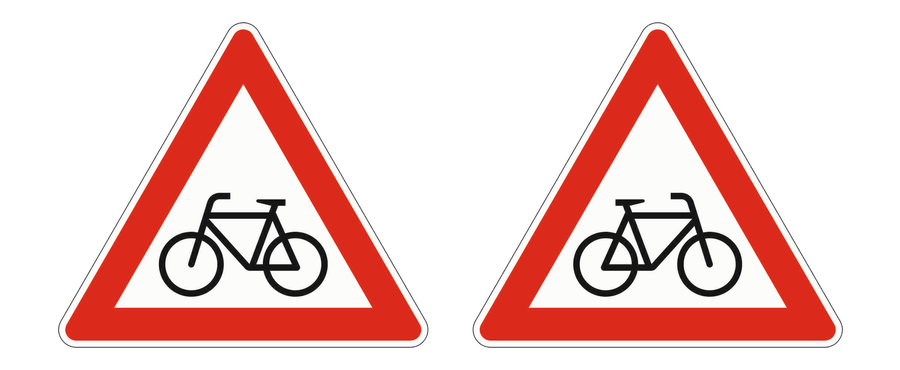 Zwei offizielle Gefahrzeichen Radverkehr mit rotem Dreiecksrand und schwarzem Fahrrad, für Aufstellung rechts und links
