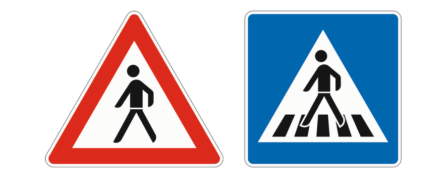 Links das dreieckige Gefahrzeichen Fußgänger, rechts das blaue Richtzeichen Fußgängerüberweg, jeweils für die Aufstellung rechts