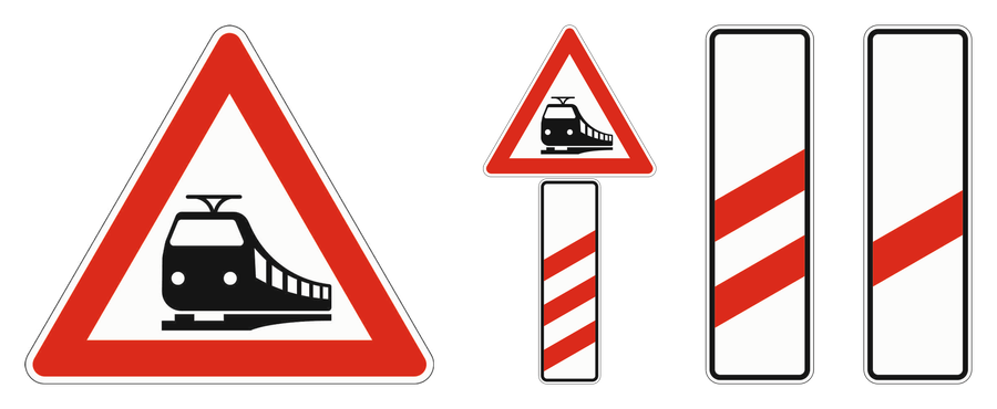 Von links: Warnschild mit Schienenfahrzeug, dasselbe Warnschild über einer dreistreifigen Bake, zweistreifige Bake, einstreifige Bake