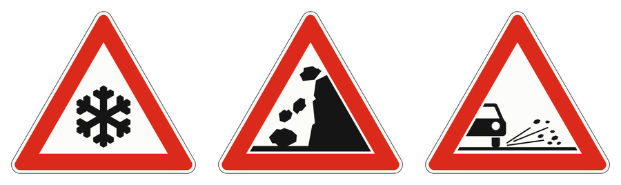 Drei Warnschilder mit Schneeflocke, fallenden Steinen und aufgewirbelten kleinen Steinen