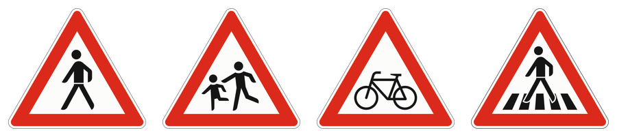 Vier Warnschilder mit einem Fußgänger, zwei Kindern, einem Fahrrad und einem Fußgänger auf einem Zebrastreifen
