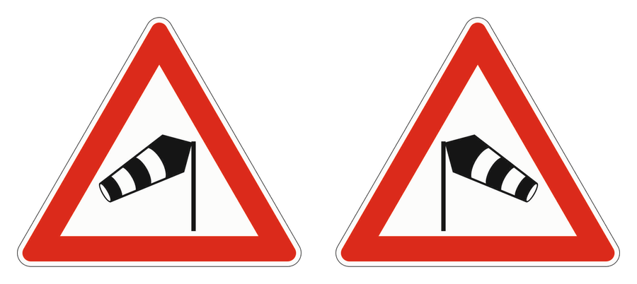 Zwei Warnschilder mit Windsack: links Seitenwind von rechts, rechts Seitenwind von links