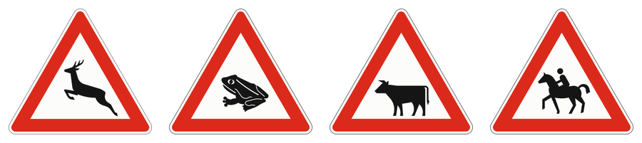 Vier Warnschilder mit springendem Wildtier, Frosch, Kuh und einer Person, die auf einem Pferd reitet