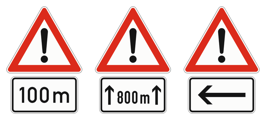 Dreimal Gefahrstelle mit Zusatzzeichen: links 100 m, in der Mitte 800 m zwischen zwei aufwärts gerichteten Pfeilen, rechts ein Pfeil nach links