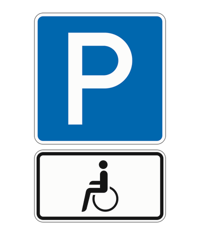 Das Schild Parken mit einem Zusatzzeichen darunter, das einen Menschen im Rollstuhl zeigt