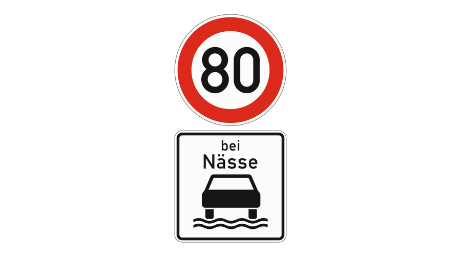 Zeichen Zulässige Höchstgeschwindigkeit 80 km/h mit dem offiziellen Zusatzzeichen Bei Nässe darunter.