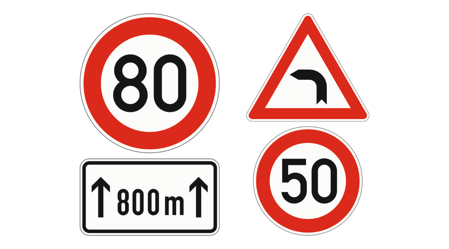 Links Höchstgeschwindigkeit 80 mit Zusatzzeichen 800 m zwischen zwei aufwärts gerichteten Pfeilen; rechts Gefahrzeichen Kurve links über Höchstgeschwindigkeit 50.