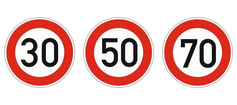 Drei runde Zeichen mit rotem Rand und den Zahlen 30, 50 und 70, von links nach rechts.