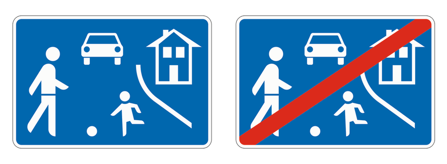 Blaues Schild mit Kind, Fußgänger, Auto und Haus; daneben das Endzeichen mit rotem Schrägstrich