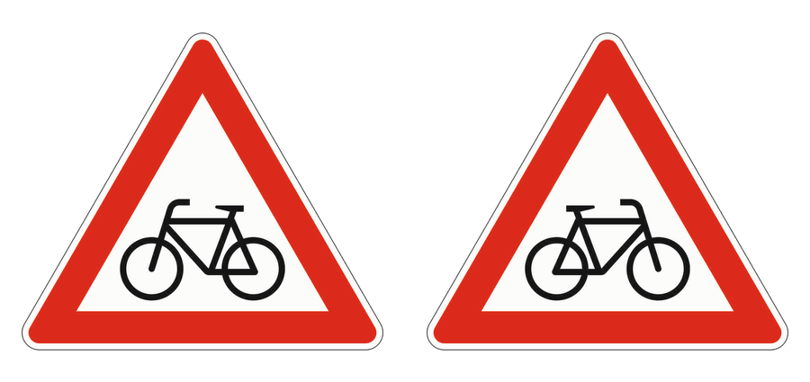 Zwei offizielle Varianten des Gefahrzeichens Radverkehr: links die Variante zur Aufstellung rechts, rechts die Variante zur Aufstellung links.
