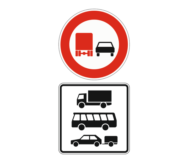 Überholverbot mit rotem Lastwagen und schwarzem Auto. Darunter ein weißes Zusatzzeichen mit den Bildern eines Lastwagens, eines Busses und eines Autos mit Anhänger.