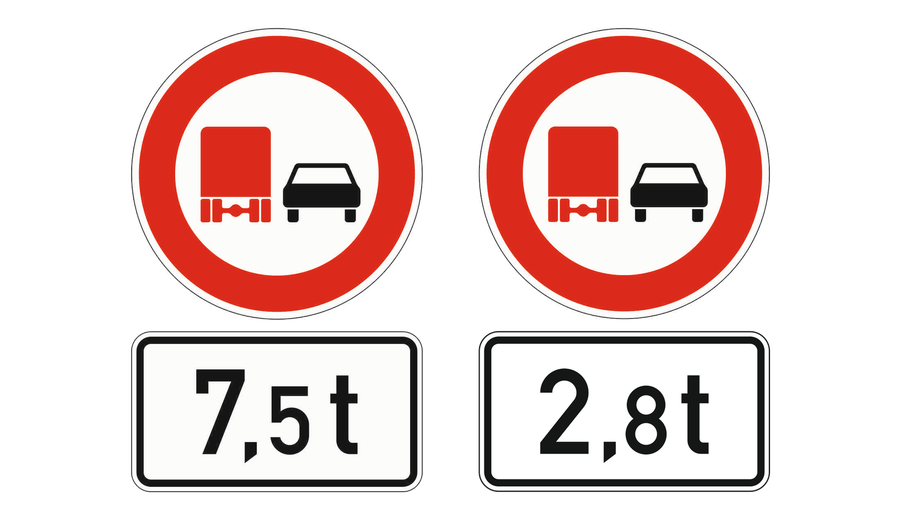 Zweimal das Überholverbot mit Lastwagen: links mit dem Zusatzzeichen 7,5 t, rechts mit dem Zusatzzeichen 2,8 t.