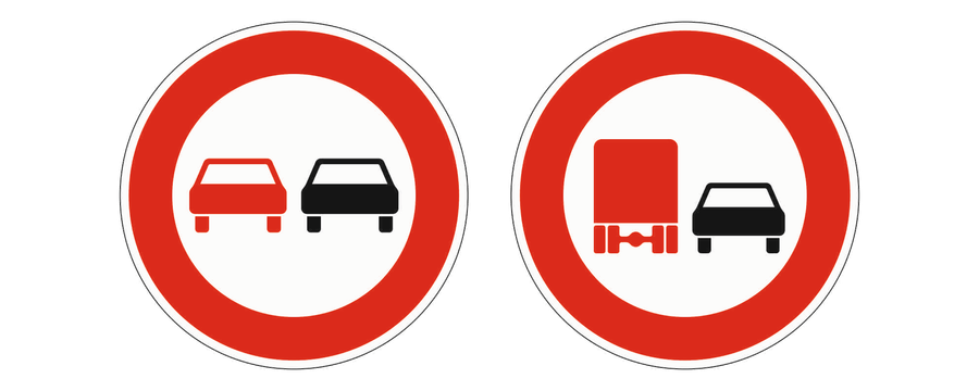 Links das Überholverbot mit rotem und schwarzem Auto, rechts das Überholverbot mit rotem Lastwagen und schwarzem Auto.