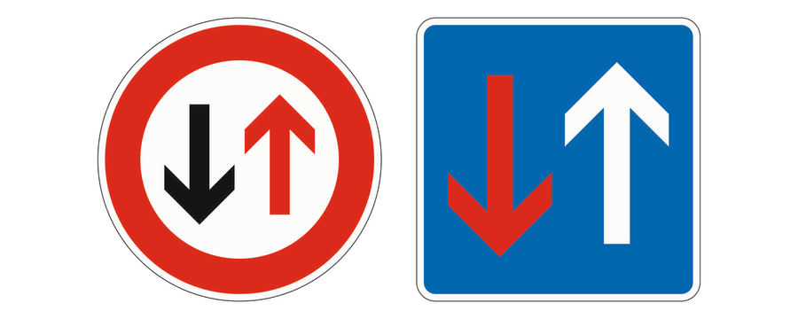 Links das runde Zeichen Vorrang des Gegenverkehrs mit rotem Rand, rechts das blaue Zeichen Vorrang vor dem Gegenverkehr.