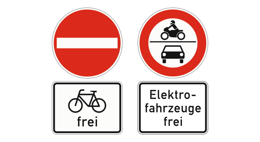 Links Verbot der Einfahrt mit einem Zusatzzeichen darunter, das ein Fahrrad und das Wort frei zeigt, rechts Verbot für Kraftfahrzeuge mit dem Zusatzzeichen Elektrofahrzeuge frei