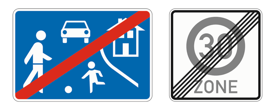 Links Ende eines verkehrsberuhigten Bereichs mit rotem Schrägstrich, rechts Ende einer Tempo-30-Zone: grauer Kreis mit 30 und ZONE, schwarz durchgestrichen.