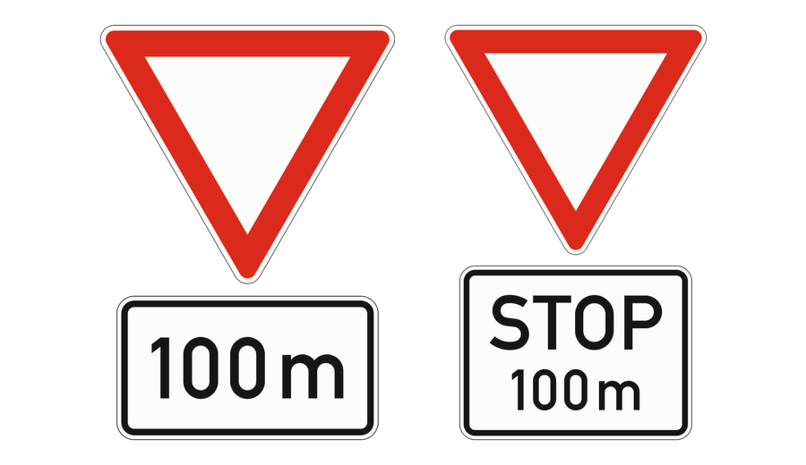 Zweimal das Zeichen „Vorfahrt gewähren“: links mit einem Zusatzzeichen, das eine Entfernung angibt, rechts mit dem Zusatzzeichen „Stop“ mit Entfernung