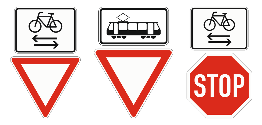 Drei Zeichen mit einem Zusatzzeichen darüber: Fahrrad mit zwei Pfeilen über „Vorfahrt gewähren“, Straßenbahn über „Vorfahrt gewähren“ und Fahrrad mit zwei Pfeilen über dem Stoppschild